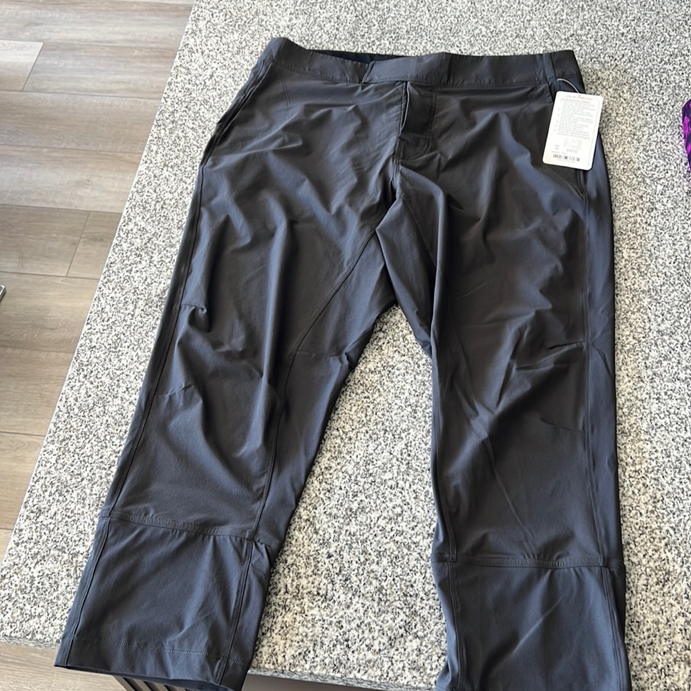 Never been worn lululemon inversion pant